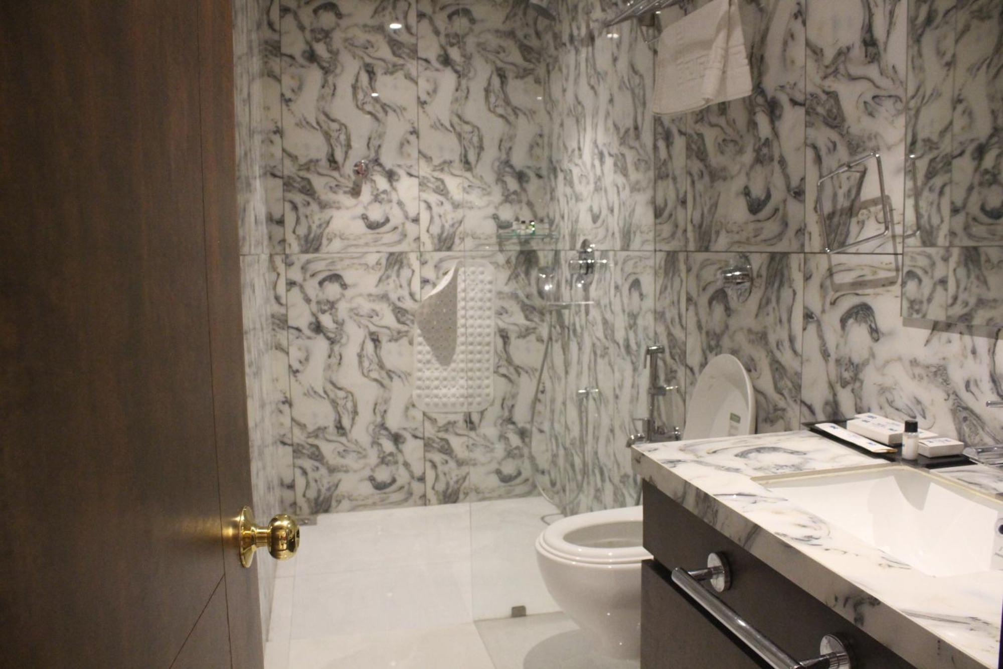 Hotel Madhuban 실바사 외부 사진
