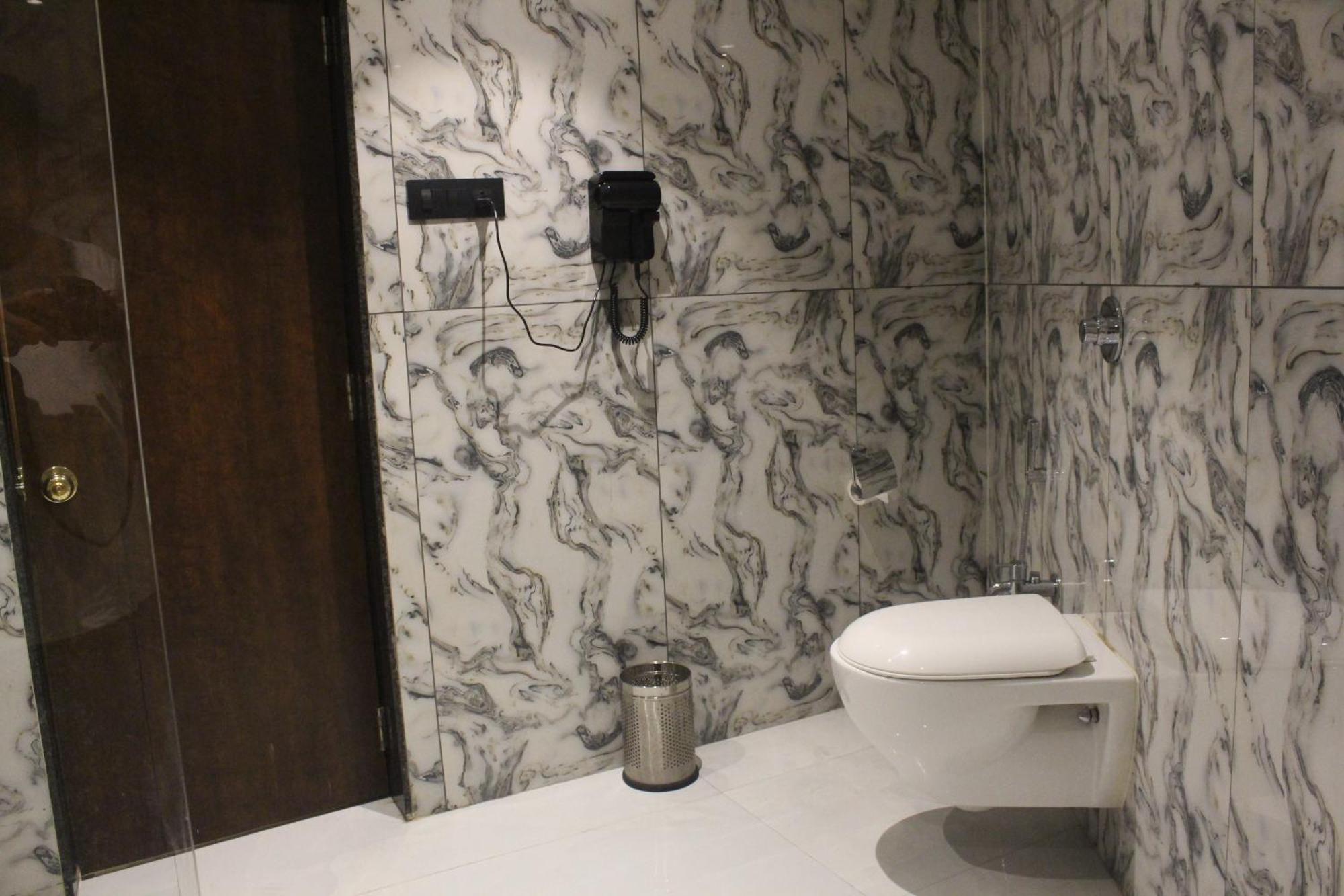 Hotel Madhuban 실바사 외부 사진